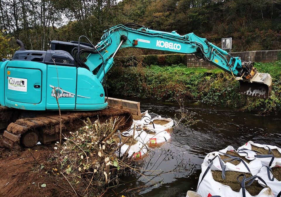 Chargement de big-bags et mise en place en rivière avant enrochement