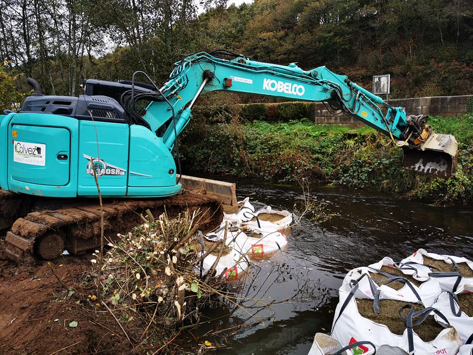 Chargement de bigbag et mise en place dans la rivière pour ensuite faire un enrochement – calvez tp plouescat Chargement de bigbag et mise en place dans la rivière pour ensuite faire un enrochement - calvez tp plouescat