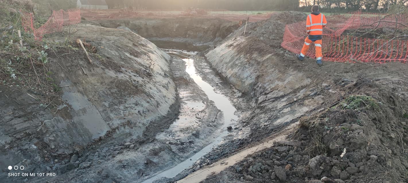 Création d’un ruisseau avec pause d’un pont cadre à Plouescat avec eurovia béton – calvez TP plouescat Création d'un ruisseau avec pause d'un pont cadre à Plouescat avec eurovia béton - calvez TP plouescat
