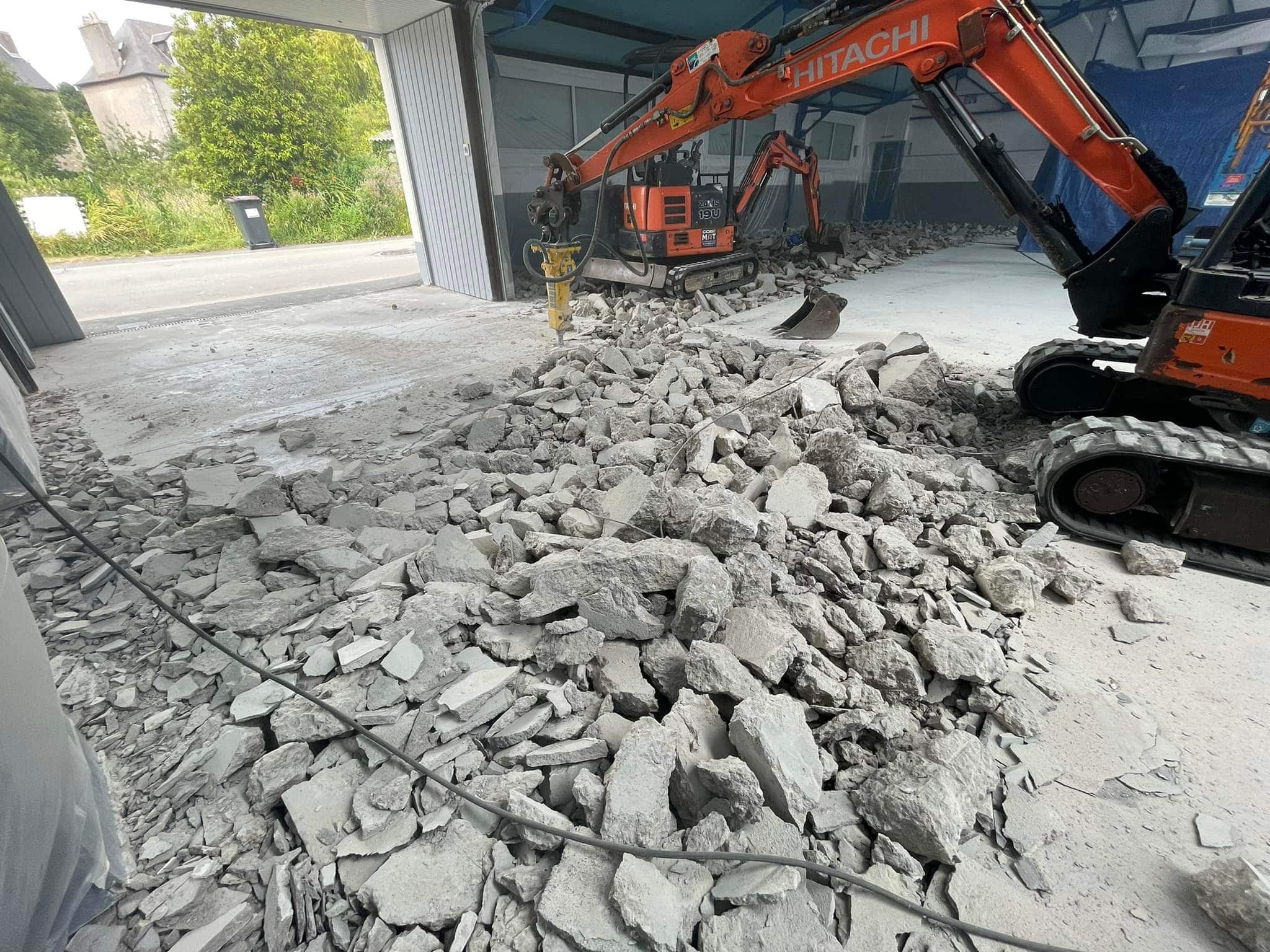 Démolition d’une ancienne dalle et préparation pour la nouvelle au bon niveau saint pol de Léon - calvez TP plouescat