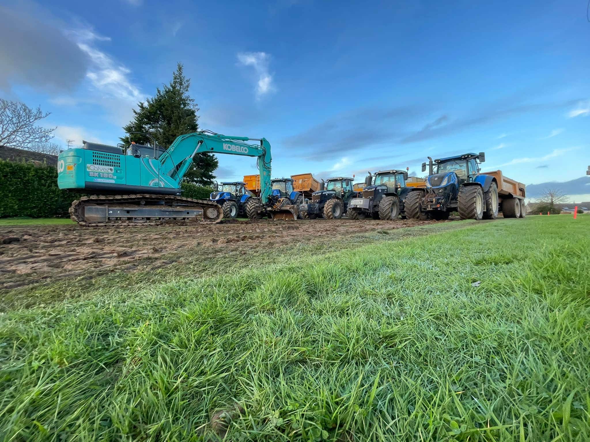 Terrassement pour Lagadec TP environ 1200T de terre végétale décaper dans la journée - calvez tp plouescat