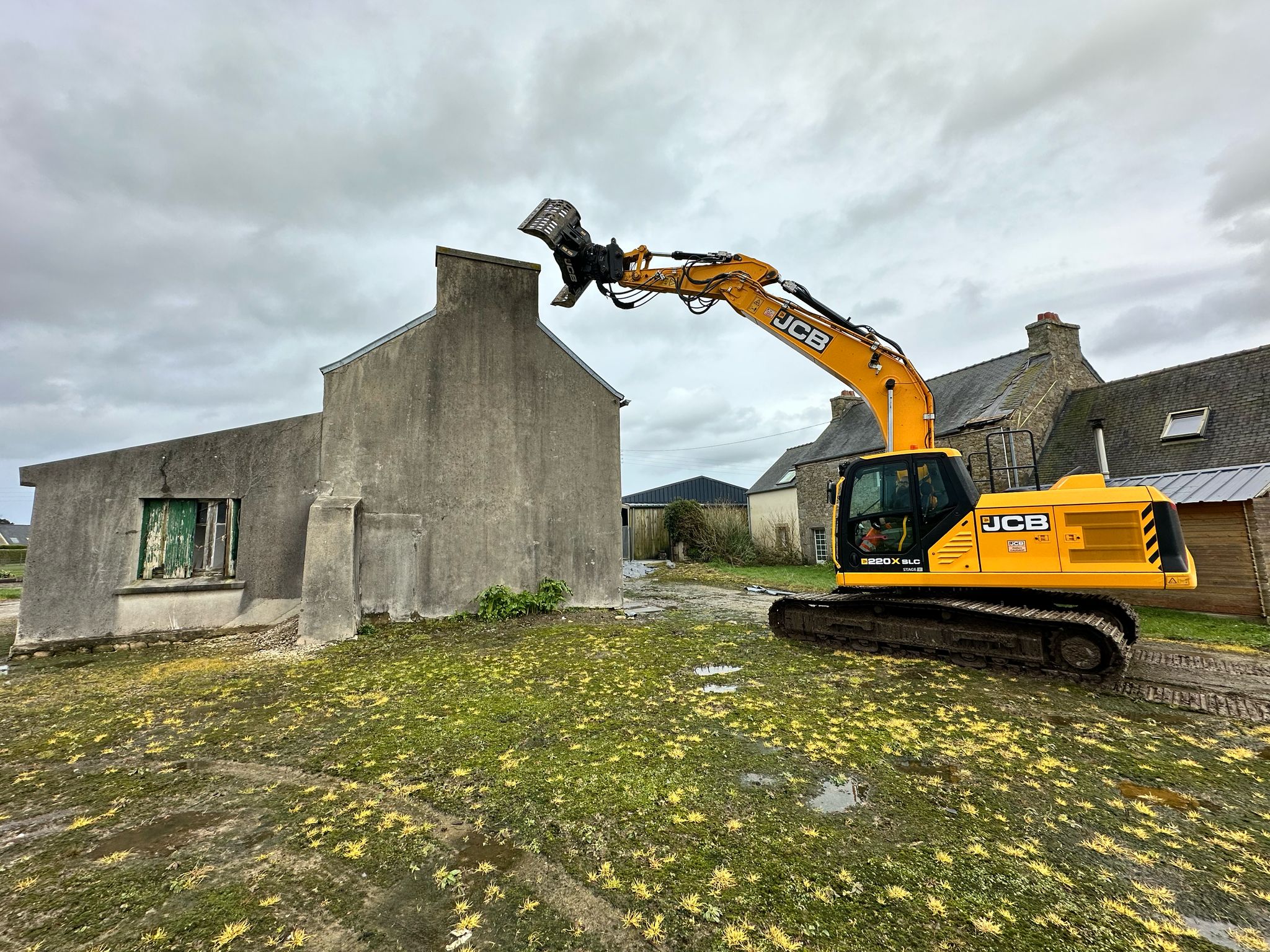 début de démolition de maison Calvez TP début de démolition de maison Calvez TP