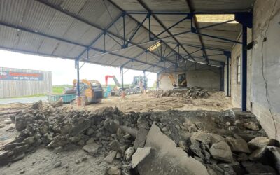 Démolition partielle précise d’un hangar à Plougoulm par Calvez TP