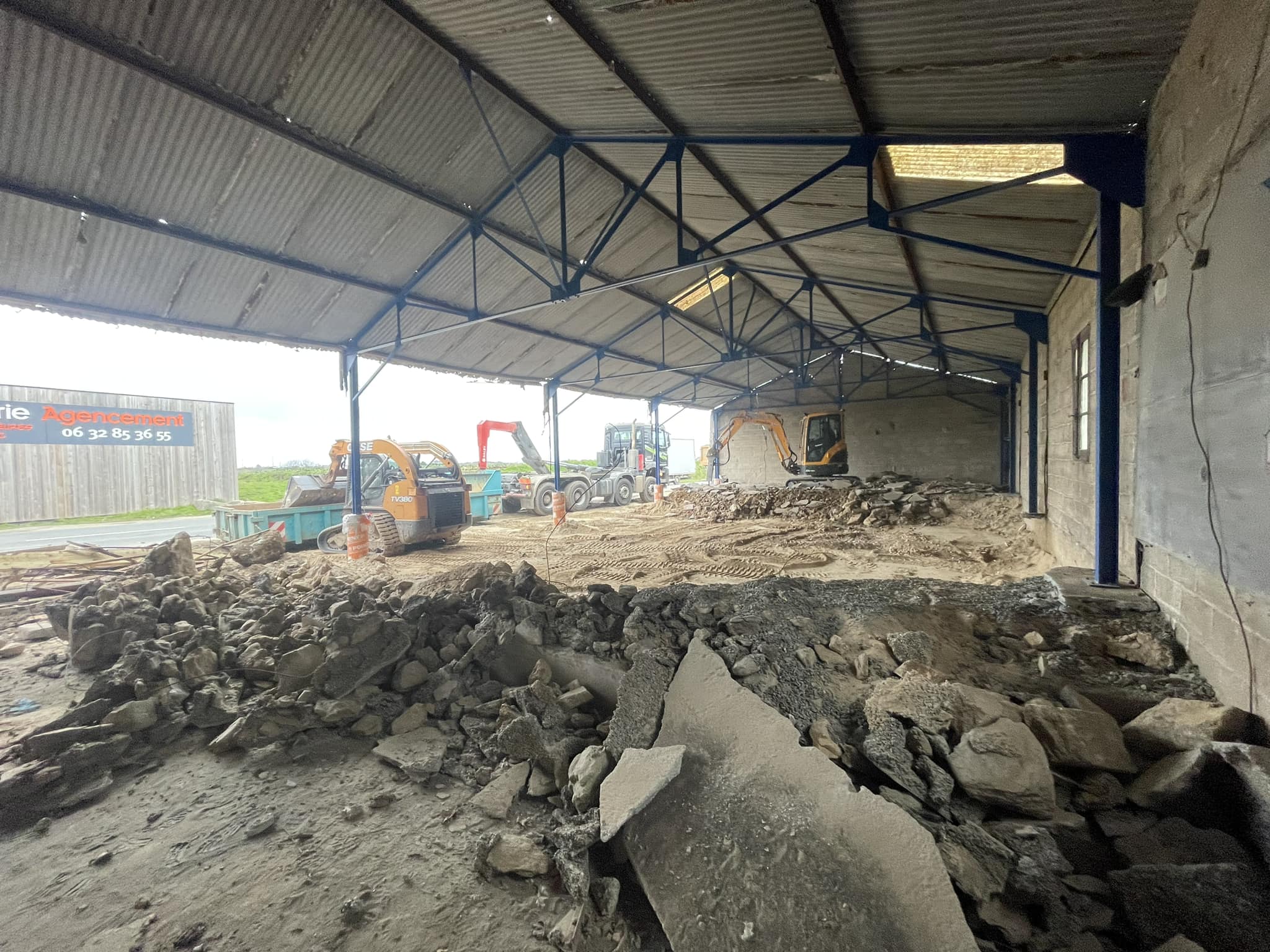 démolition hangar plougoulm - calvez tp